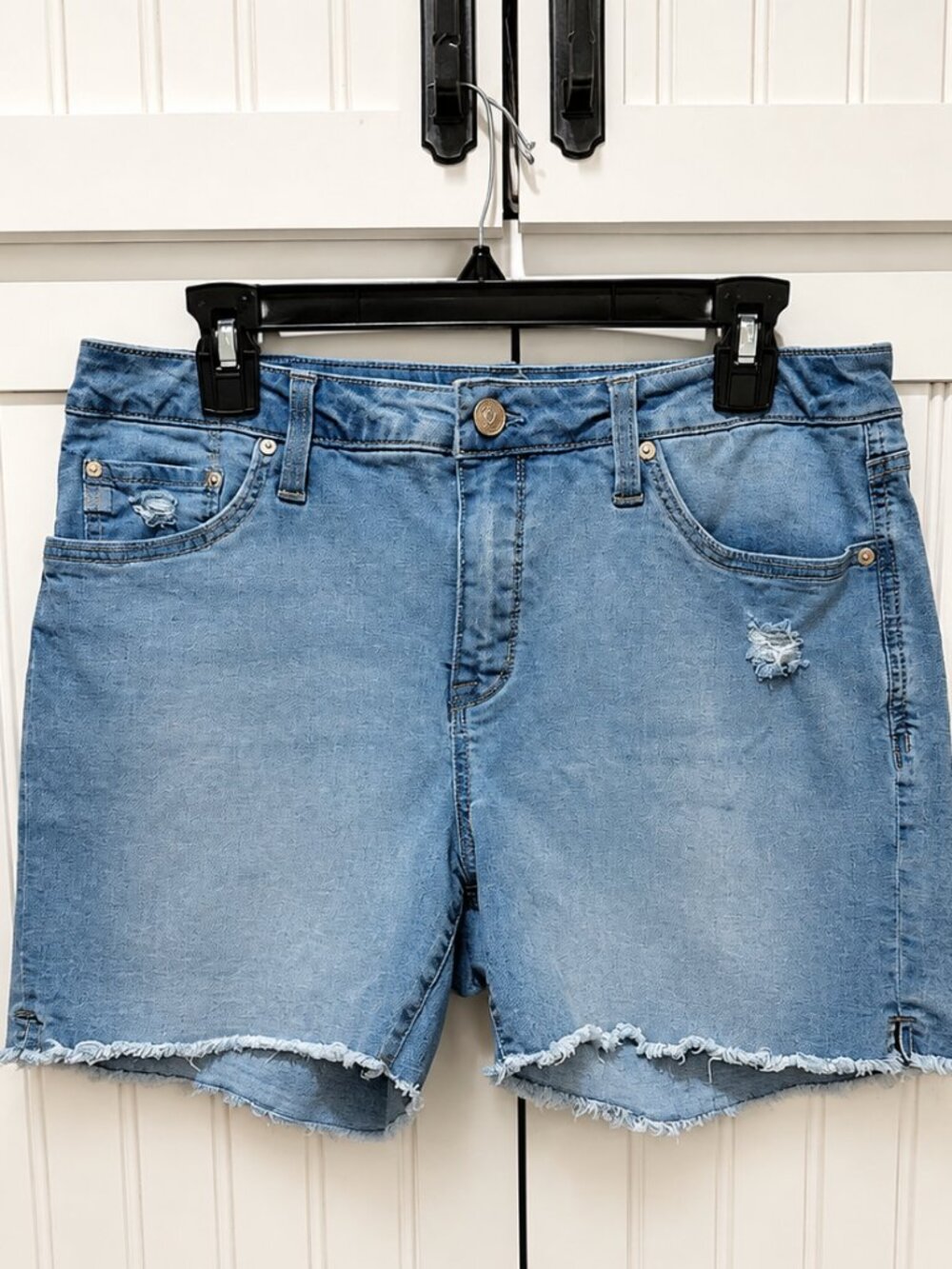 Seven7 Light Wash Distressed Denim Shorts Size 12 Frayed Hem Stretch